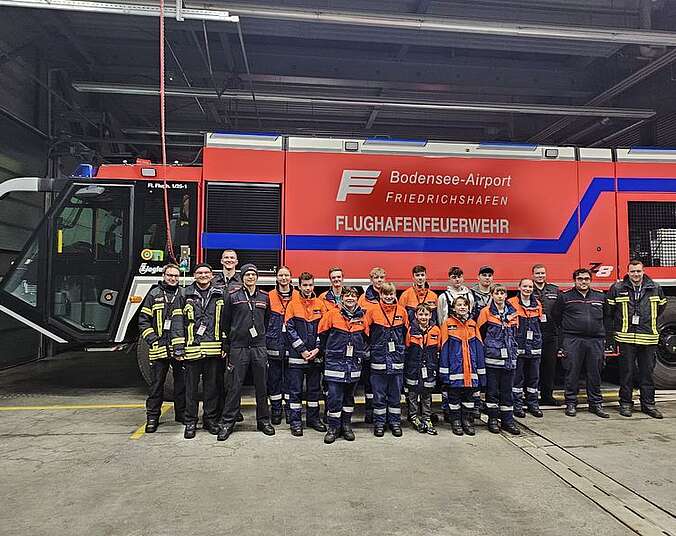 Gruppenfoto vor dem Flughafenlöschfahrzeug