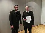 Durch Kreisbrandmeister Alexander Amann wurde der Brustanhänger „Dank und Anerkennung“ vom Landkreis Bodenseekreis an Günter Leber verliehen.
