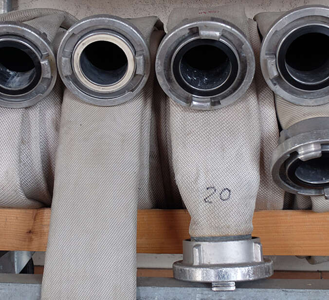 aufgerollte Schläuche in Regal