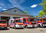 Feuerwehrhaus mit Fahrzeugen