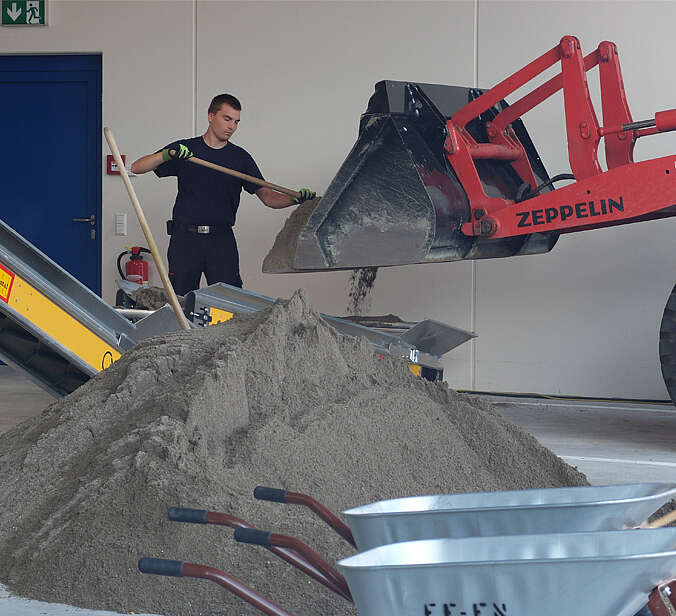 Mann macht Sandsäcke