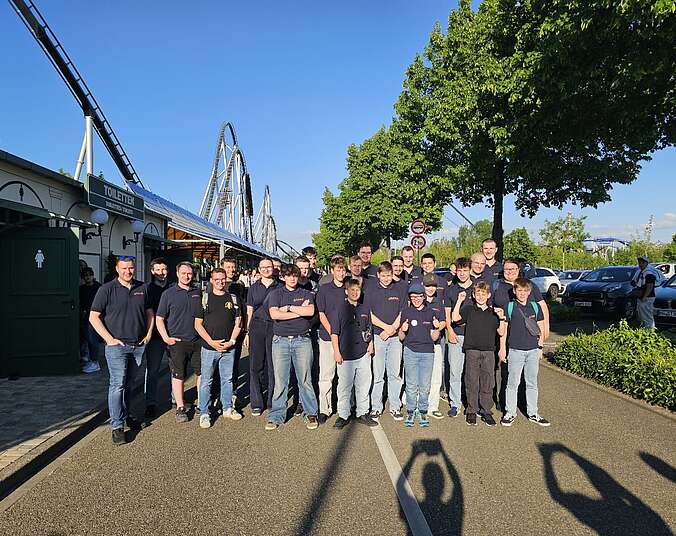 Gruppenfoto vor dem Europapark