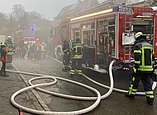 In einer Lagerhalle war ein Brand ausgebrochen. Die Feuerwehrabteilung Kluftern und Fischbach war mit mehreren Fahrzeugen und 29 Einsatzkräften vor Ort. Schnell brachten sie den Brand unter Kontrolle. 