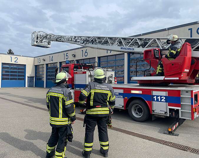 Die Drehleiter wird in Stellung gebracht