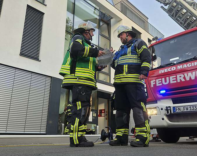 Der Zugführer und Gruppenführer besprechen die weiteren Maßnahmen
