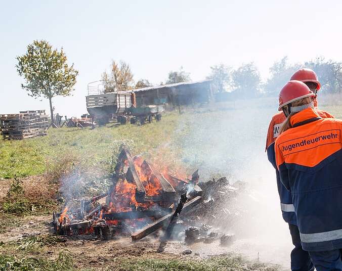 Jugendliche löschen ein Feuer