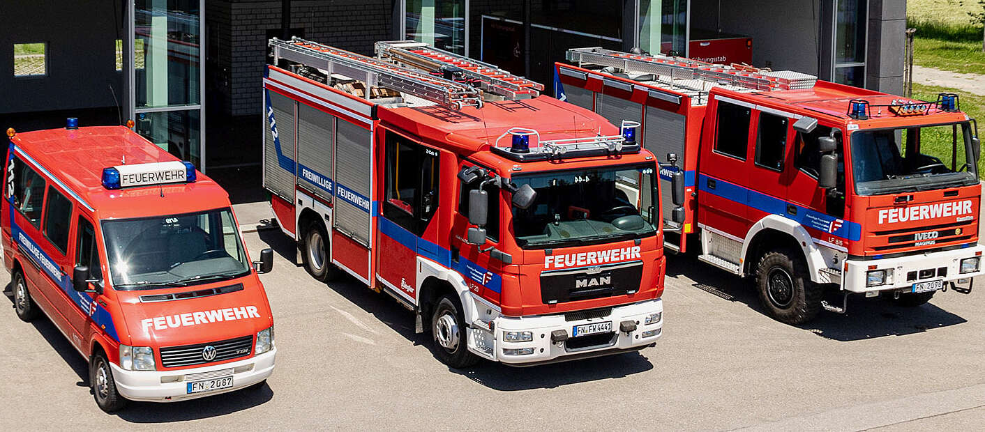 drei Feuerwehrautos von oben fotografiert