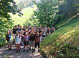 Die Jugendlichen und die Betreuer auf der Wanderung