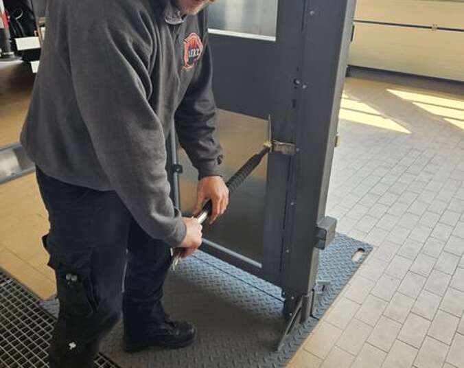 Der I.F.R.T. Ausbilder Hannes Seeberger zeigt die Anwendung des Halligon Tool