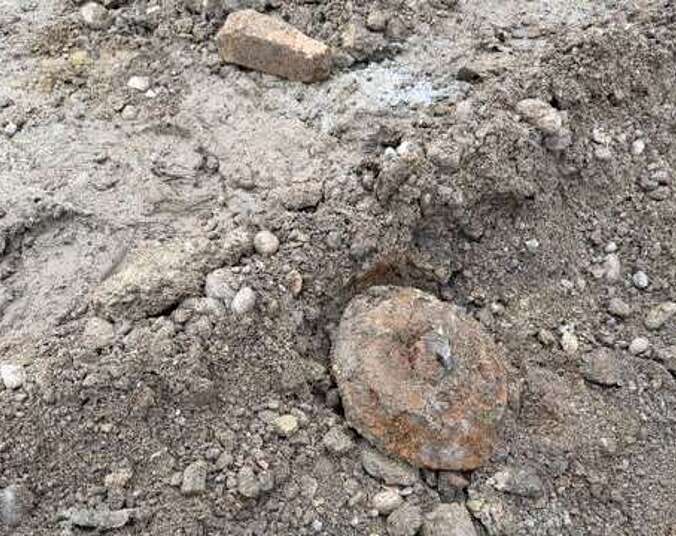 Runder Gegenstand auf Erdreich liegend