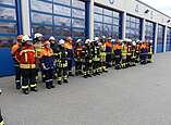 Die Feuerwehrangehörigen treten vor dem praktischen Leistungsnachweis an.