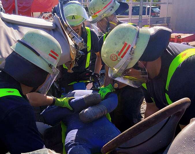 Rettung der Puppe aus dem PKW