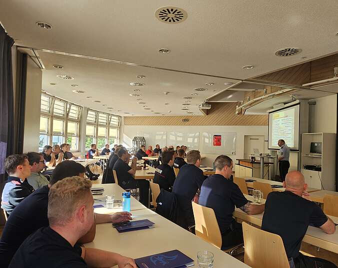 Die Teilnehmenden folgen interessiert dem Vortrag