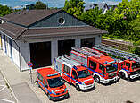 Feuerwehrhaus mit Fahrzeugen