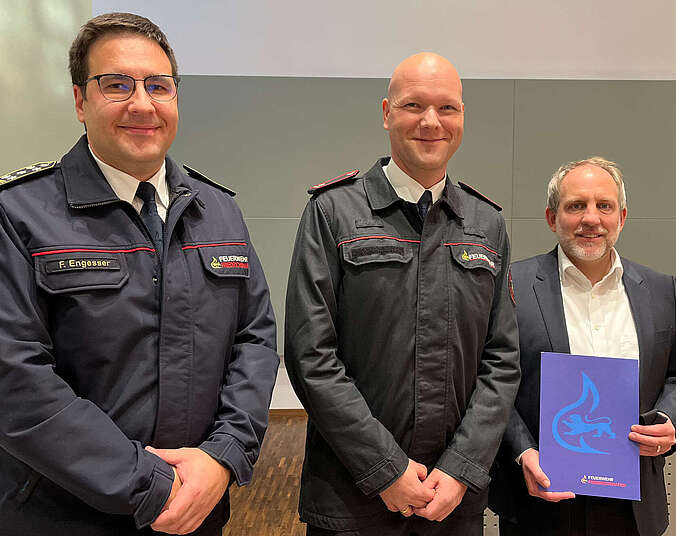 Drei Männer mit einer Urkunde. (Foto: Stadt Friedrichshafen)