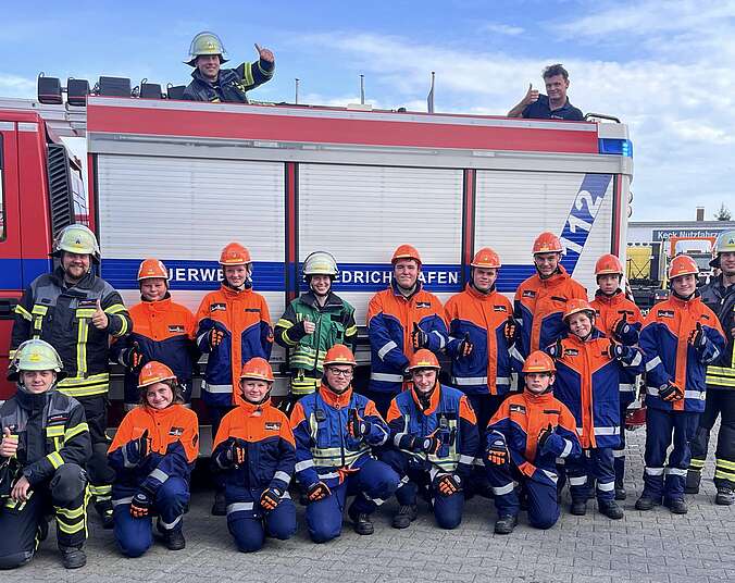 Gruppenbild der Teilnehmer vor dem Löschfahrzeug