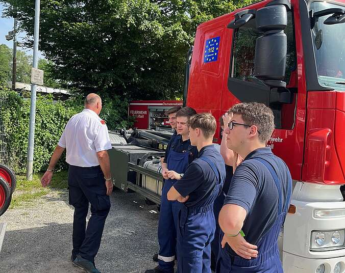 Die Jugendfeuerwehrmitglieder am Ausstellungsstand