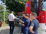 Die Jugendfeuerwehrmitglieder am Ausstellungsstand