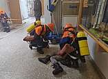 Ein Trupp der Jugendfeuerwehr bei der Menschenrettung im Gebäude