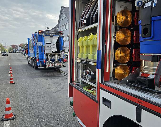 Das Löschfahrzeug und der Müllwagen in der Ailinger Straße