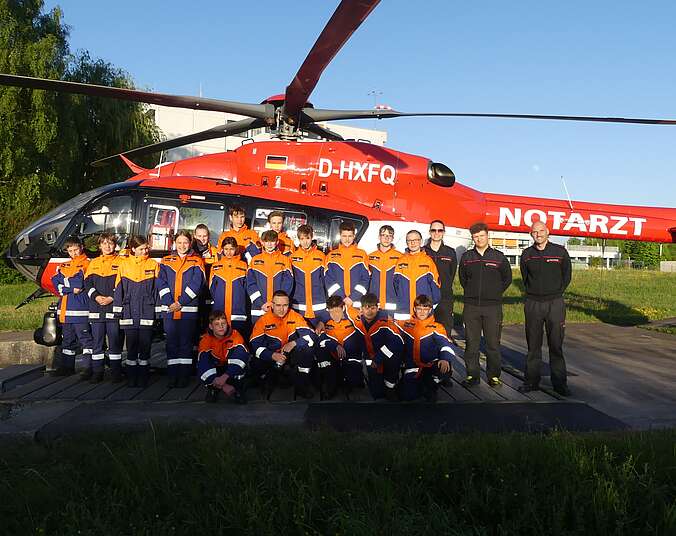 Gruppenbild der Jugendfeuerwehr Kluftern vor Christoph 45
