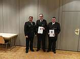 Martin Schweitzer Verlieh das Ehrenkreuz der Stufe Bronze des Kreisfeuerwehrverband Bodenseekreis an Markus Franke und Michael Leber.