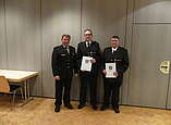 Martin Schweitzer Verlieh das Ehrenkreuz der Stufe Bronze des Kreisfeuerwehrverband Bodenseekreis an Markus Franke und Michael Leber.