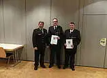 Martin Schweitzer Verlieh das Ehrenkreuz der Stufe Bronze des Kreisfeuerwehrverband Bodenseekreis an Markus Franke und Michael Leber.