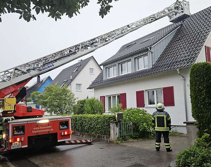 Drehleiter deckt das Dach ein