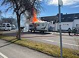 Brennendes Wohnmobil auf einem Parkplatz