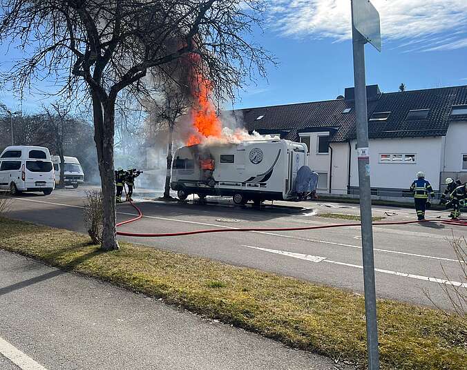 Brennendes Wohnmobil auf einem Parkplatz