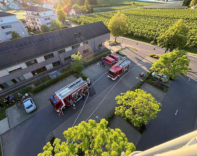 Fahrzeugaufstellung am Gemeindehaus