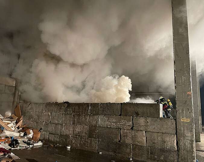 Starke Rauchentwicklung unter dem gesamten Dach