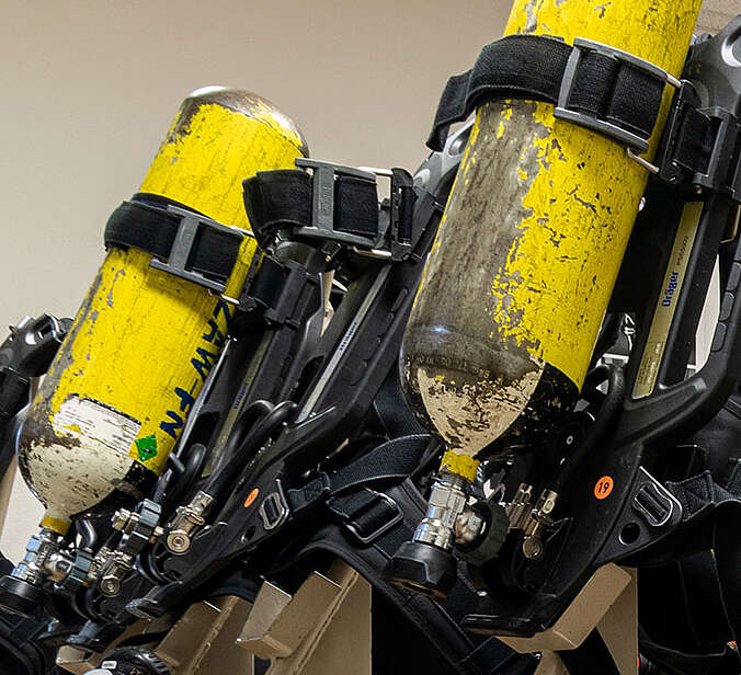 zwei gelbe Sauerstoffflaschen