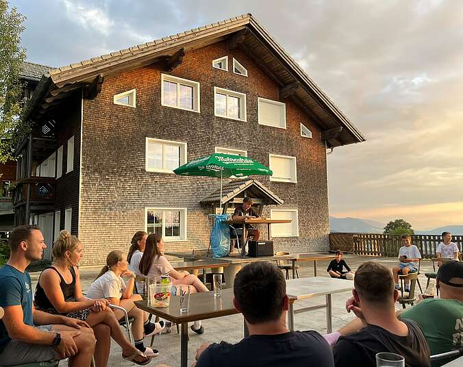 Die Jugendlichen bei dem Spiel "Betreuer gegen Jugendliche"