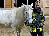 Feuerwehrmann Jonas Knoblauch beim Führen eines Pferdes