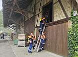 Menschenrettung über tragbare Leitern aus dem 1. OG