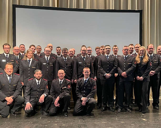 Gruppe Männer und Frauen in Uniform