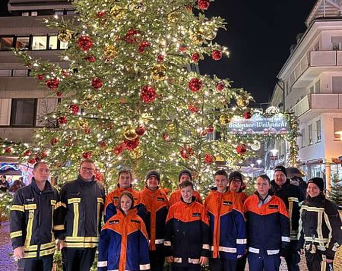 Feuerwehrleute vor einem Weihnachtsbaum