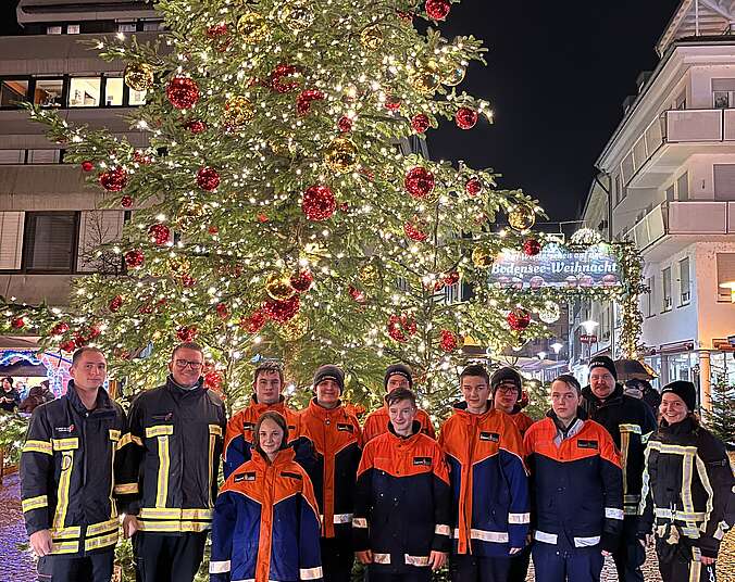 Feuerwehrleute vor einem Weihnachtsbaum