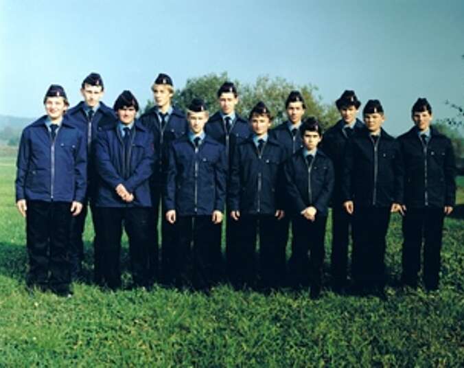 Historisches Gruppenbild von Feuerwehrleuten in blauer Uniform