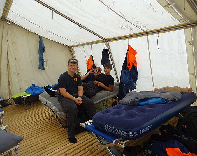 Jugendliche in ihrem Zelt