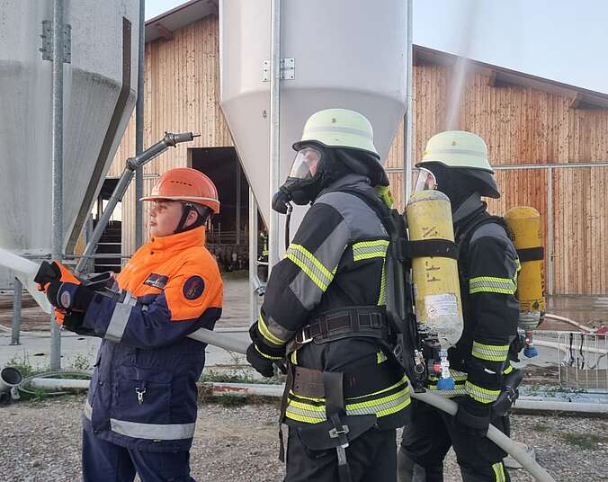 Ein gemeinsamer Trupp der Einsatzabteilung und der Jugendfeuerwehr
