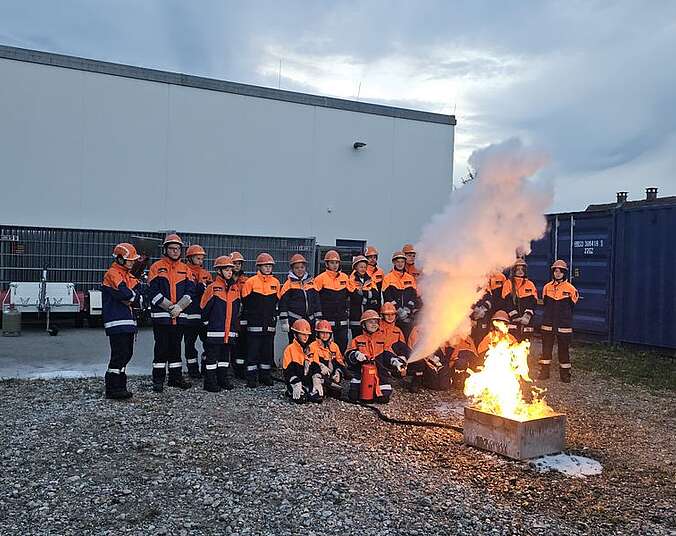 Teilnehmer des Feuerlöschertrainings