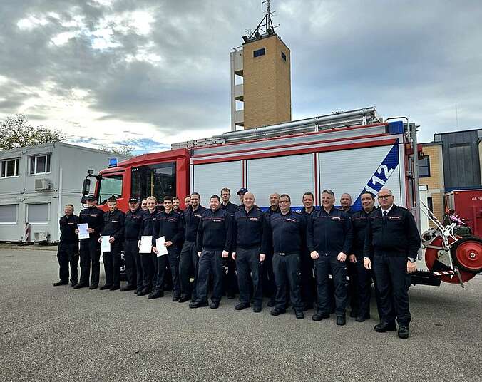 Gruppenfoto der 15 Teilnehmer und Ausbilder des Truppführer Lehrgangs