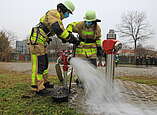 Wassertrupp beim spülen des Hydranten