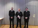 Beförderung zum Brandmeister:
v.l. Abteilungskommandant David Fischinger, Tobias Marotzke, Kommandant Felix Engesser