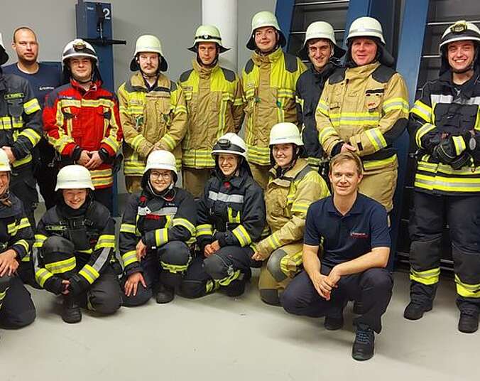 Gruppenbild der 14 Teilnehmer und Ausbilder