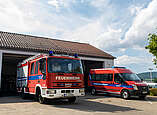 Feuerwehrhaus mit Fahrzeugen