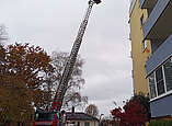 Über die Drehleiter mussten auch Menschen gerettet werden. (Foto: Stadt Friedrichshafen)